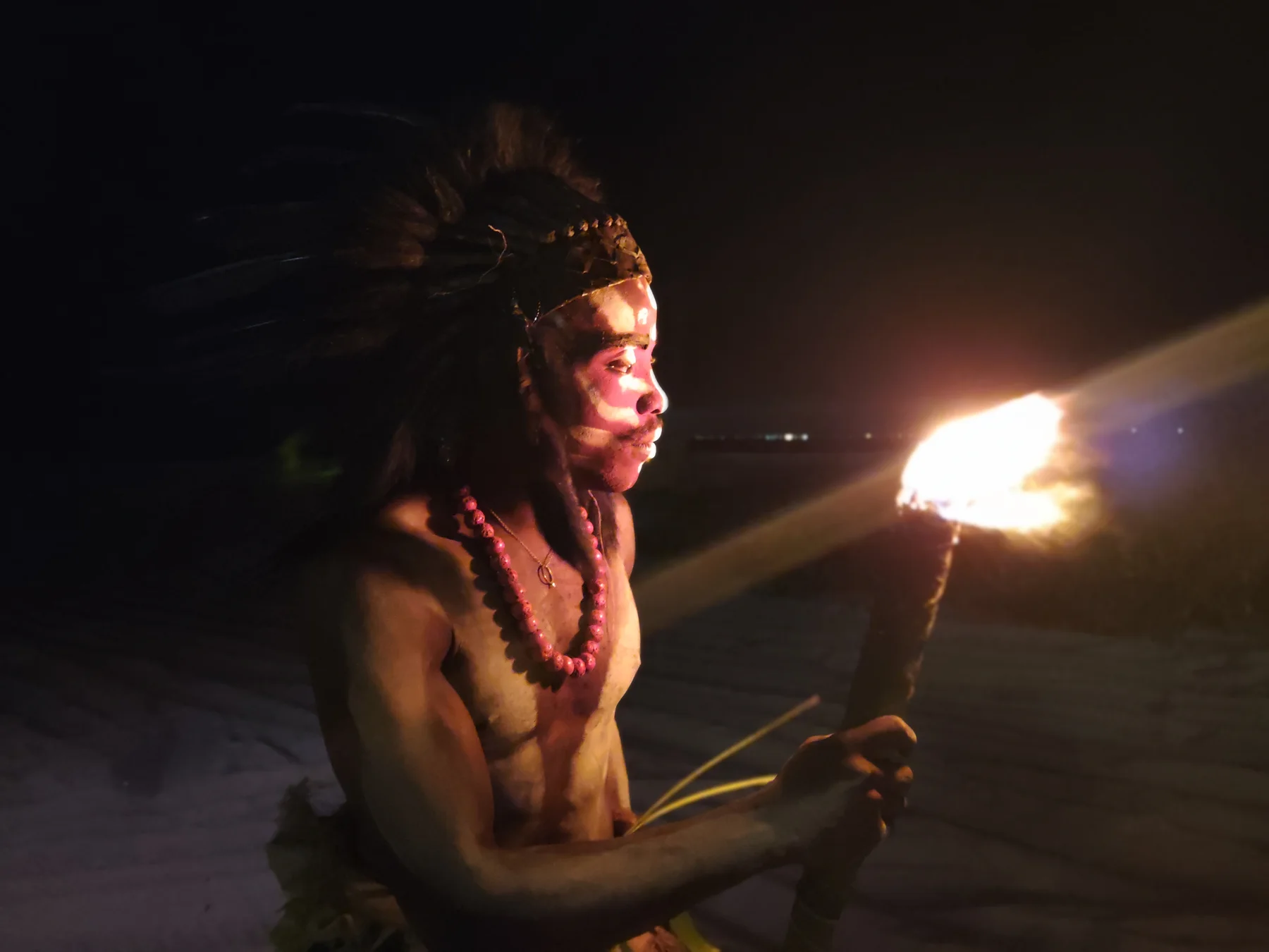 Expression du corps et mouvement autour d’une torche à Ndossi