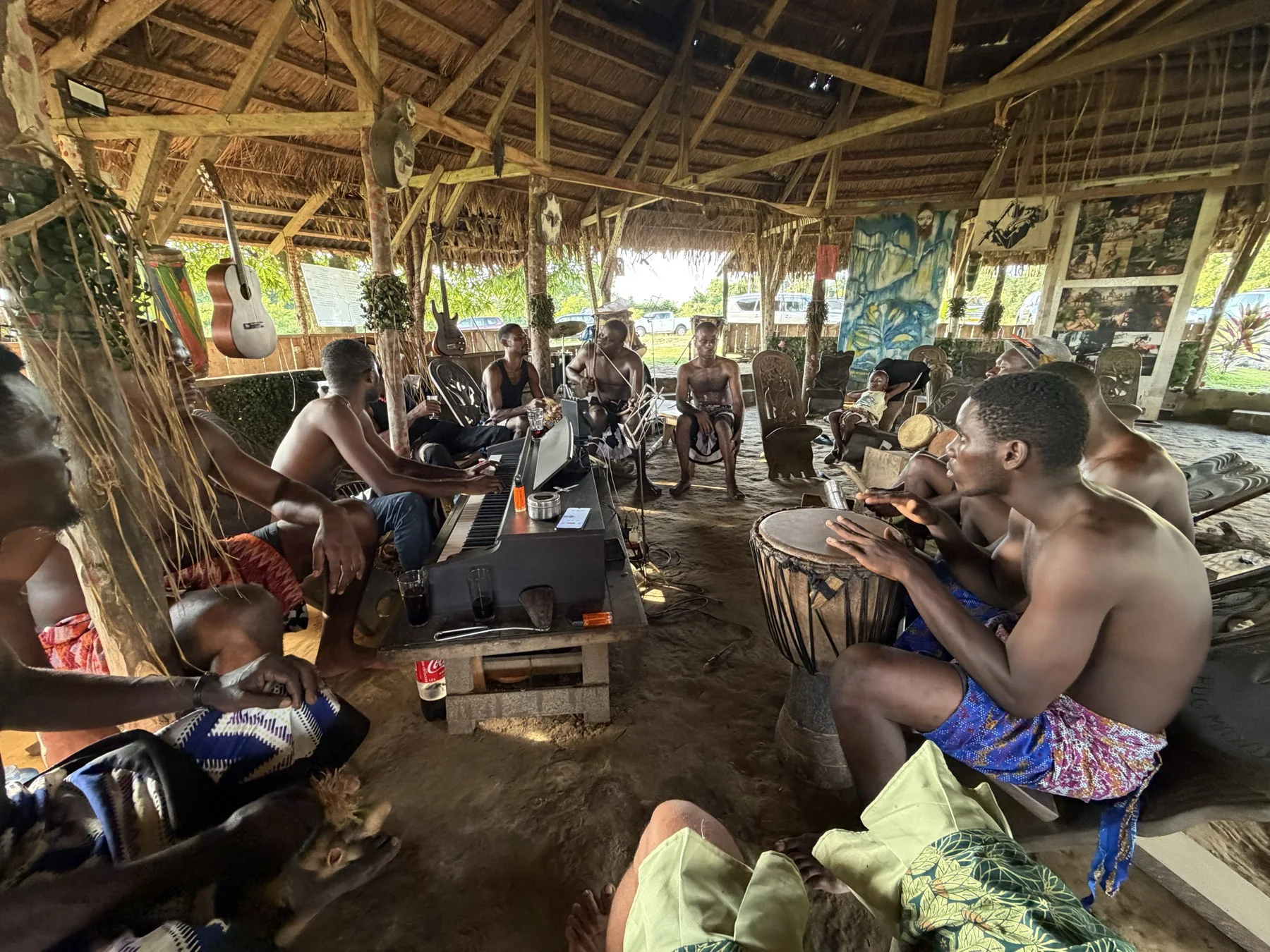 Les musiciens de SūKūP jouent ensemble sous la charpente de la Soucoupe