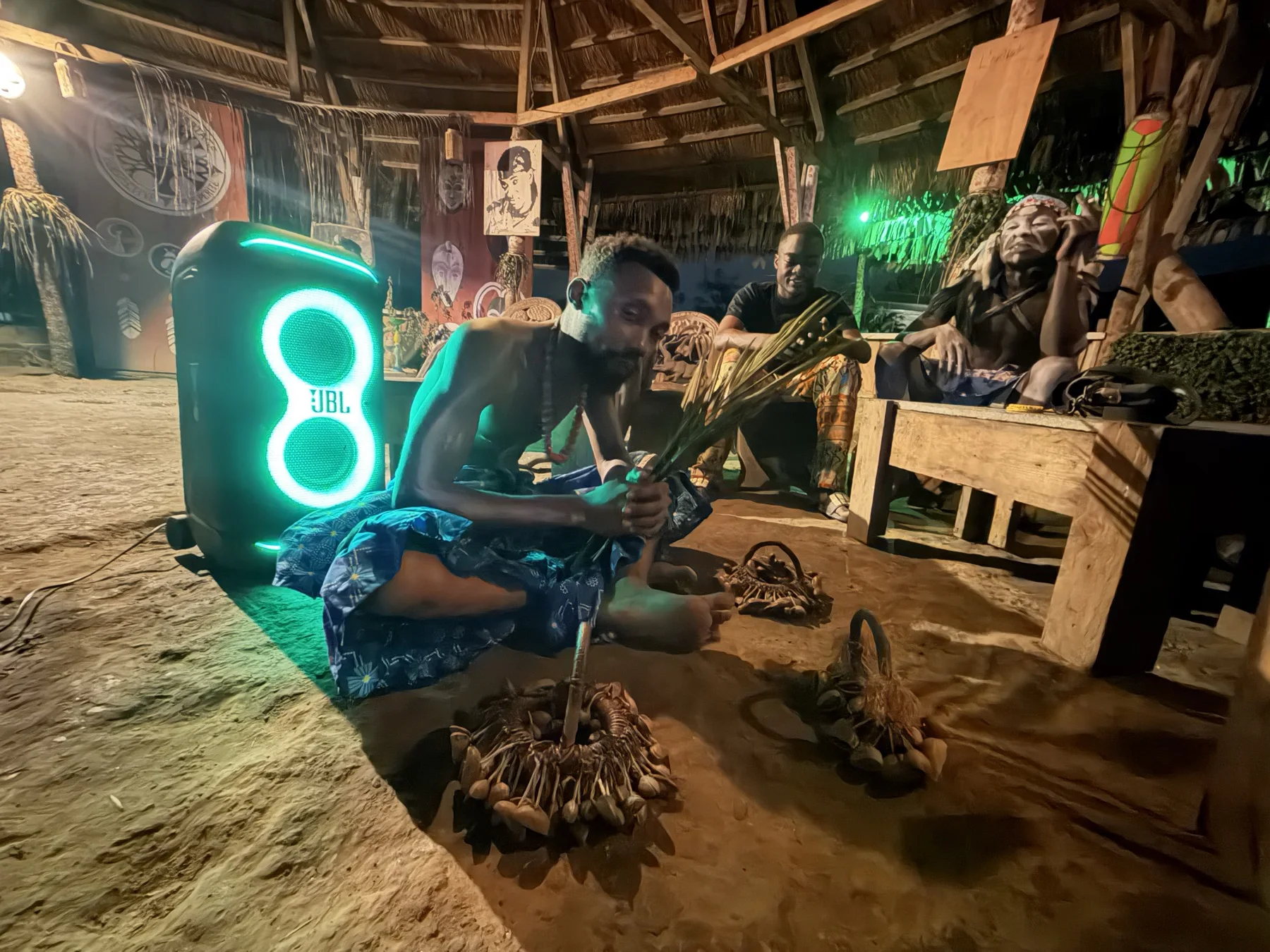 Installation musicale lumineuse dans la Soucoupe à Ndossi Village